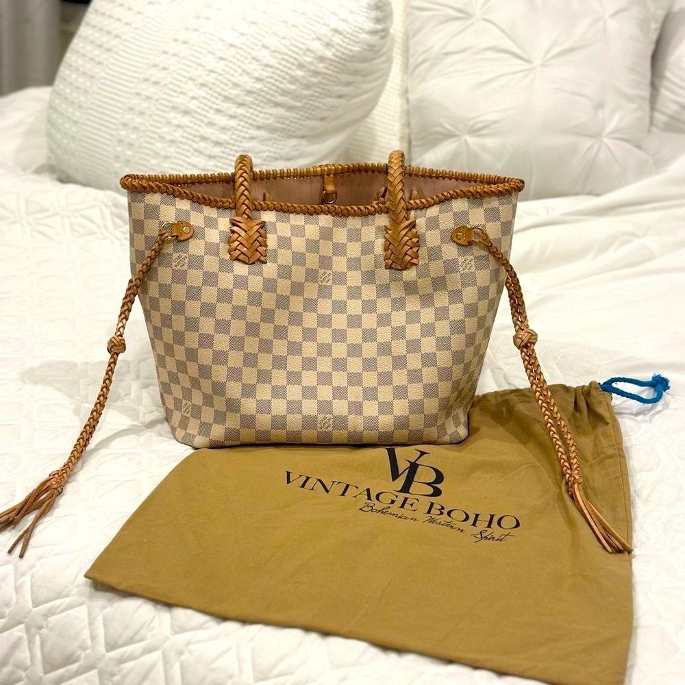 This is a beautiful Louis Vuitton Neverfull MM from Vintage Boho Bags…